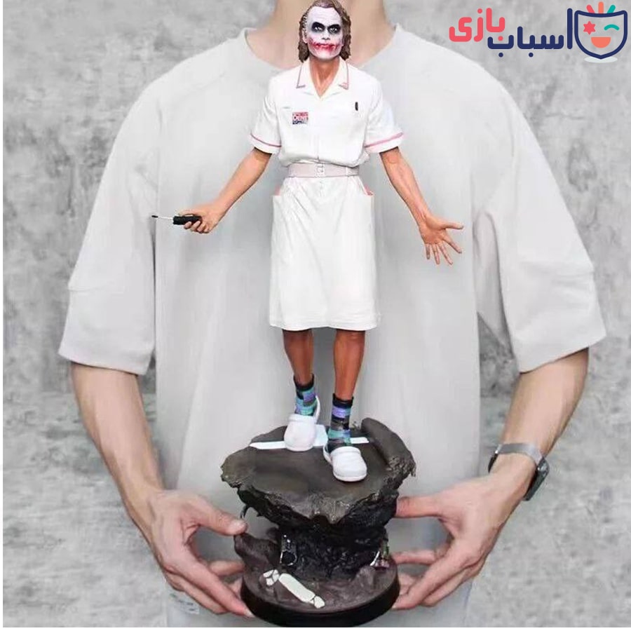 شخصیت جوکر با لباس بیمارستان